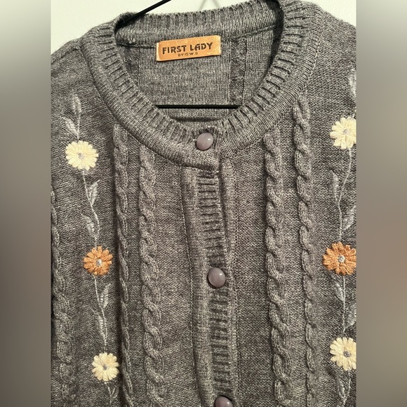 First Lady Cable Knit embroidered Cardigan- Medium PTP 19.5 inch - Picture 10 of 14